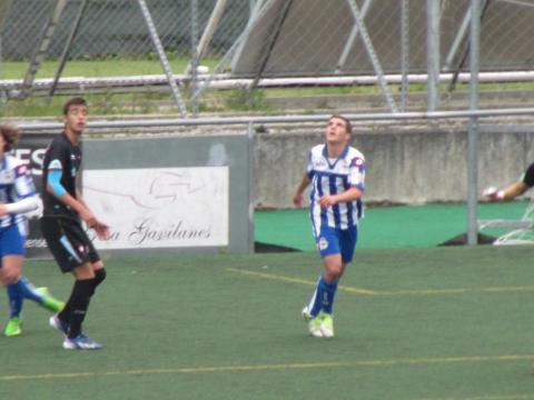 El deportivista Moure observa el esférico El deportivista Moure observa el esférico